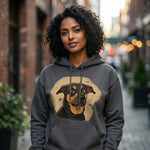 Personne portant un hoodie unisexe gris avec une illustration de chien en style dessin animé, marchant dans une rue urbaine avec un arrière-plan flou